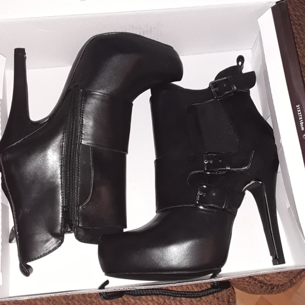 Low cut black boots by Guess